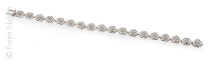 BRACELET OR DIAMANTS Bracelet articulé en or gris 18K (750/°°) composé de motifs...