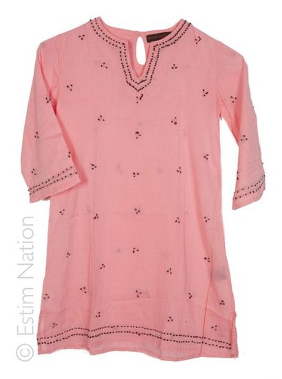 ANTIK BATIK, PALME, ANONYME ROBE tunique en coton rose reperlée, TROIS ROBES-TUNIQUE...