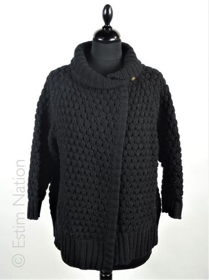 SANDRO Epais CARDIGAN en tricot de laine noire ajouré, col côtelé, un bouton (T 1)...