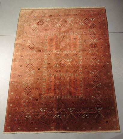 TAPIS BOUKHARA Tapis en laine type Boukhara à fond rouge brique et décor géométrique
Dimensions...