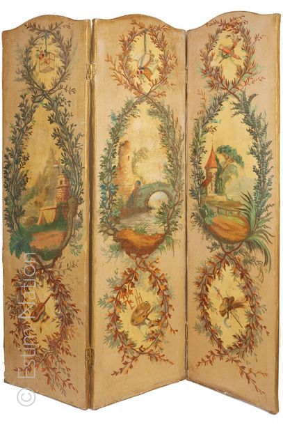PARAVENT STYLE LOUIS XVI Paravent à trois feuilles en bois et toiles peintes à décor...