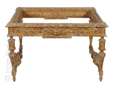 TABLE BASSE Grande table basse carrée en bois patiné et doré entièrement sculptée...