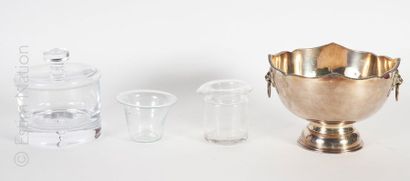 VERRERIE ET DIVERS Lot d'objets divers comprenant : un pot couvert en verre (Ht :...