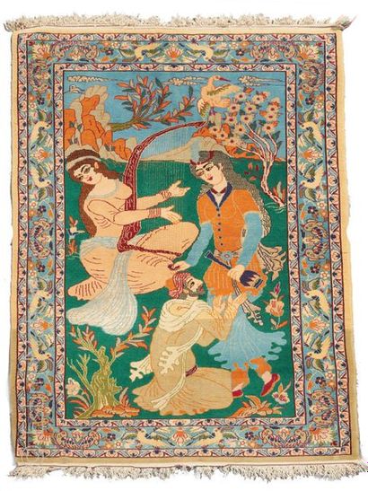 TAPIS ISPAHAN Ensemble de deux tapis en soie à décor de 3 personnages dans un jardin
Dim.:...