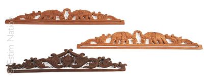 LAOS Lot de 3 porte-tentures en vois sculpté à décor de végétal ou éléphants


Origine...