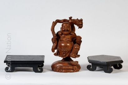 Art d'Asie Sculpture en bois naturel représentant un bouddha riant tenant un dragon...