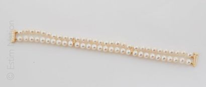 BRACELET DOUBLE RANGS PERLES Bracelet composé de deux rangs de perles de culture...