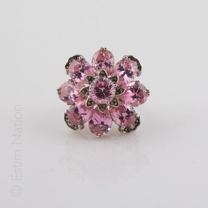 BAGUE FLEUR Bague fleur en argent (925/°°) rehaussée de pierres de couleur rose en...