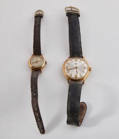 DEUX MONTRES BRACELET Deux montres-bracelet en métal plaqué or l'une d'homme signée...