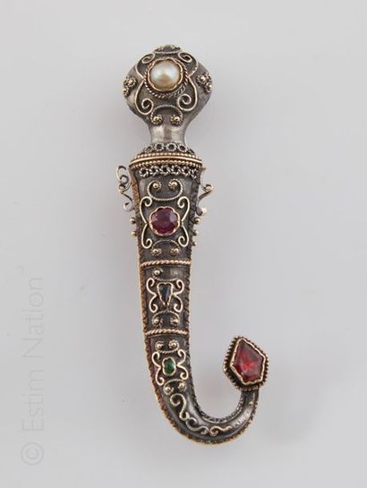 BROCHE ORIENTALE Broche en argent (800/°°) figurant un couteau oriental à décor d'arabesques...