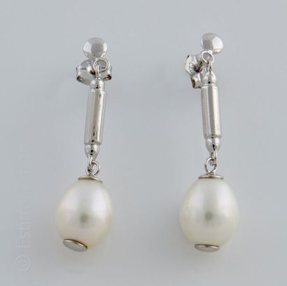 BOUCLES D'OREILLES PERLES Paire de pendants d'oreilles en argent (925/°°) retenant...