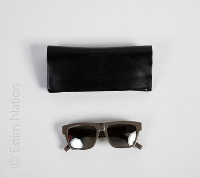 SAINT LAURENT Paire de lunettes de soleil modèle mixte "Bold" couleur grise, verres...