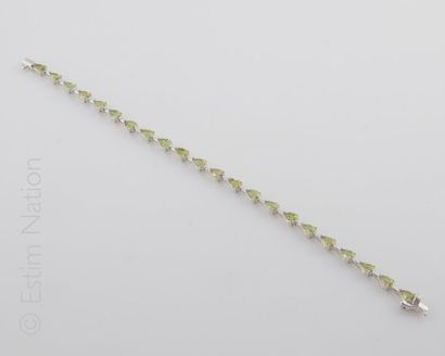 Bracelet Bracelet ligne en argent (925/°°) orné de péridot taille poire. Fermeture...