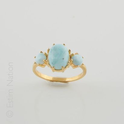 Bague Bague en argent doré (925/°°) ornée de 3 cabochons de larimar. TDD: 56


P.B.:...