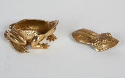 CENDRIER Cendrier de poche en métal doré en forme de grenouille. Dim: 6 x 5 cm 