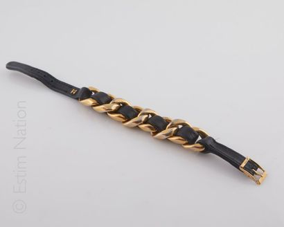 Attribué à CHANEL Bracelet aux célèbres motifs de cuir et maillon en métal doré entrelacés...