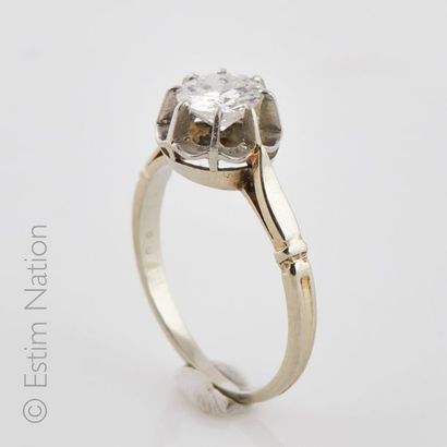 null Bague solitaire en or gris 18K (750°/00) sertie griffes d'un diamant demi taille...