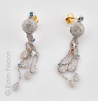 BOUCLES D'OREILLES OR DIAMANTS DE COULEURS Paire de pendants d'oreilles en or gris...