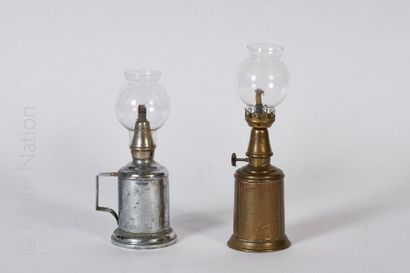 PIGEON & DIVERS Lampe PIGEON en laiton et globe de verre.


H : 24 cm


Vers 1900


(enfoncement...