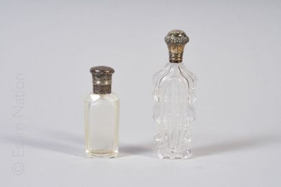 Flacon à parfum Ensemble comprenant : 





- Flacon à parfum en verre à décor moulé...