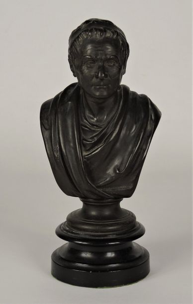 D'après HOUDON Buste de dignitaire romain


Régule patiné sur socle de bois peint


Signé...