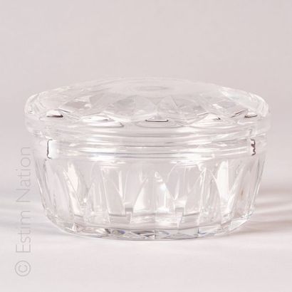 BACCARAT Bonbonnière en cristal


SIgnée sous la base


Diam.: 12 cm