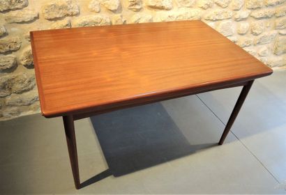 DESIGN SCANDINAVE 1970 Table de salle à manger en bois naturel de forme rectangulaire...