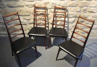DESIGN SCANDINAVE 1970 Suite de 4 chaises de salle à manger en teck naturel à haut...