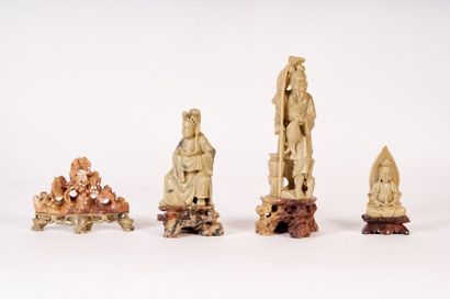 CHINE Ensemble de quatre sculptures en jadéite représentant un pêcheur, un personnage...