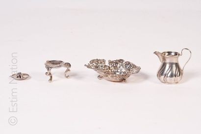 OBJETS DE VITRINE Ensemble d'objets miniatures en argent (800/°°) comprenant une...