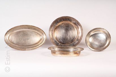 PLATERIE METAL Ensemble de plats en métal argenté assortis à décor de noeuds de ruban,...