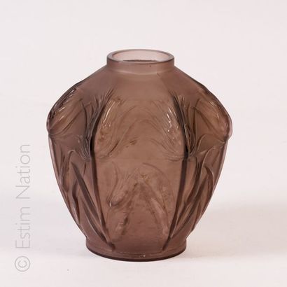 Vase Vase en verre fumé à cotes et décor moulé de fleurs sauvages, signature moulée...