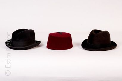 CHAPEAUX Ensemble comprenant :


- deux chapeaux d'homme noir provenant de la chapellerie...