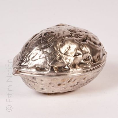 ARTS DE LA TABLE Casse noix en métal figurant une noix. 


Longueur: 13 cm