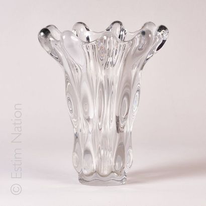 Vase Important vase corolle en verre moulé.


Travail moderne





Hauteur : 34 cm...