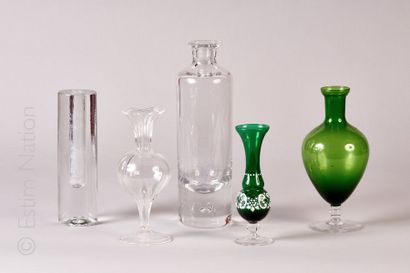 VERRERIE Lot de verreries composé de :


- Carafe en verre Kosta Sweden, Ht. 26 cm


-...
