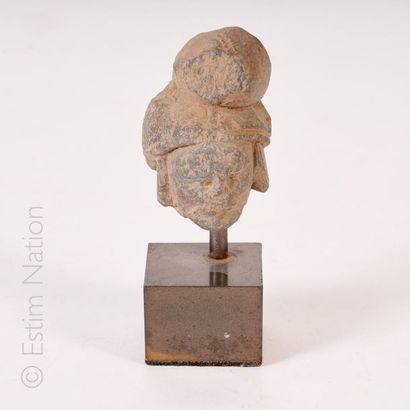 ASIE Tête d'homme en pierre sculptée. Ht: 7 cm