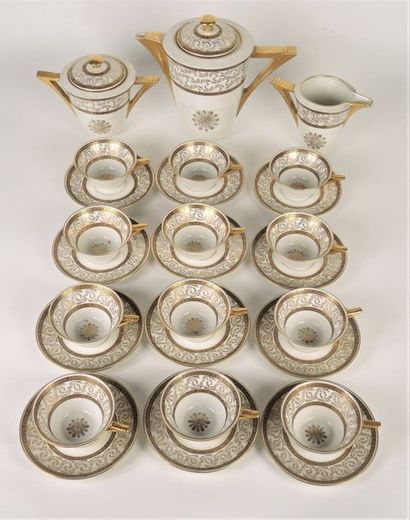 LIMOGES Service à thé en porcelaine de Limoges à décor doré de fleur stylisée et...