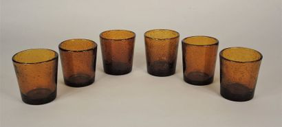 ARTS DE LA TABLE Suite de 6 gobelets en verre brun bullé


Ht.: 9,5 cm