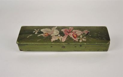 PORTE-PLUMES Boite porte-plumes en bois laqué à décor de fleurs sur fond vert


Largeur...