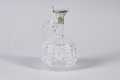 AIGUIERE ANGLAISE 1900 Aiguière en cristal à décor richement taillé de motifs octogonaux...