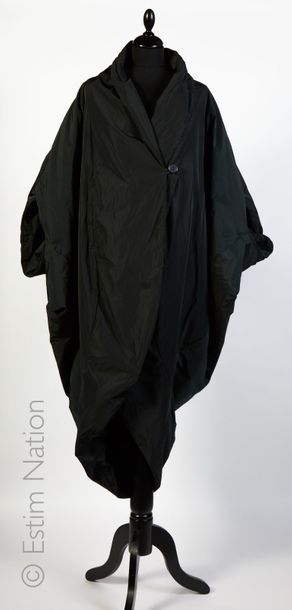 BITTE KAI RAND, ANONYME MANTEAU CAPE en polyester vert-noir ouatiné à découpes circulaires,...