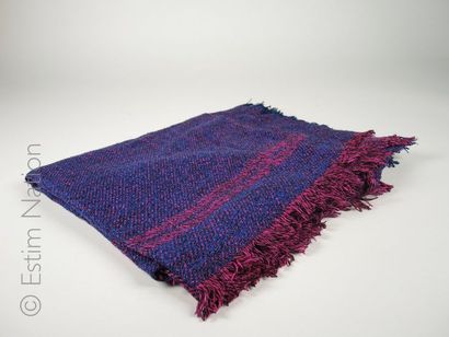 CARTIER circa 1985 CHALE en tricot de soie façonné du sigle dans les tons bleus et...