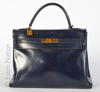 HERMES PARIS (1979) SAC "KELLY" 32 CM en box marine garniture plaqué or, cadenas,...