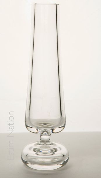 BACCARAT Vase soliflore en cristal, panse allongée, piètement bulbé
Signé sous la...