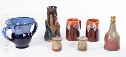 CERAMIQUE Ensemble d'objets décoratifs: 
- en faïence polychrome, dont un vase à...