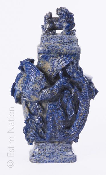 VASE EN PIERRE DURE CHINE, XXe siècle. Vase couvert en lapis-lazuli sculpté, couvercle...