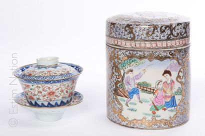 PORCELAINE CHINE, XXe siècle. Bol couvert et sa soucoupe en porcelaine à décor dit...
