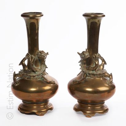 ASIE CHINE, début XXe siècle. Paire de vases en bronze à décor en relief de chimères....