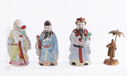 CHINE Lot composé de 3 sujets en porcelaine polychrome (Ht.: 15 cm env.) et d'une...